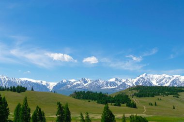 Altai dağları karla kaplı tepeler ve mavi gökyüzü.