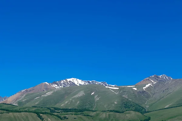 Altai gebergte met besneeuwde toppen en heldere blauwe lucht. — Stockfoto