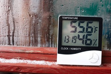 Nem göstergesi cihazın higrometresinde görülüyor. Kapalı alandaki sıcaklık ve nemi kontrol etmek için elektronik aygıtın bir resmi