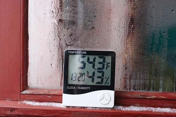 Reloj Electrónico Calendario Termómetro Higrómetro Sobre Fondo Condensación Vidrio Alta —  Fotos de Stock