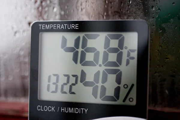 Elektronik Saat Takvim Termometre Higrometre Camdaki Yoğunlaşmanın Arka Planına Karşı — Stok fotoğraf