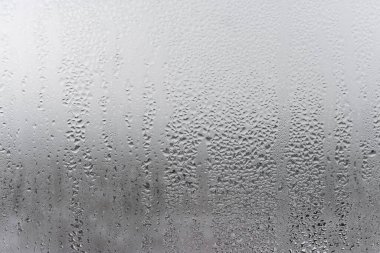 Damlayan Yoğunlaşma, Su Damlaları Arkaplan Yağmuru Damlası Yoğunlaşma Dokusu. Su damlacıklarının süzüldüğü sisli camları kapatın. 