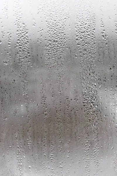 灰色の背景に水のドロップを閉じ 水の滴が排水とガラスを逃した 結露の除去 — ストック写真