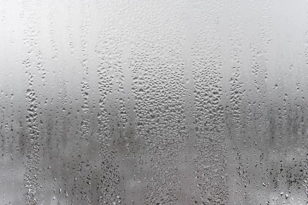 Cerrar Gota Agua Sobre Fondo Gris Vidrio Empañado Con Gotas — Foto de Stock