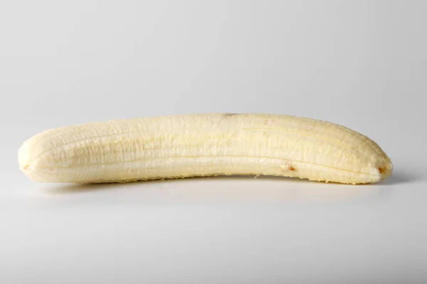 Une Banane Pelée Sur Fond Blanc Gros Plan — Photo