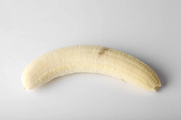 Une Banane Pelée Sur Fond Blanc Gros Plan — Photo