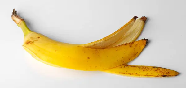 Peau Banane Pelée Sur Fond Blanc Gros Plan — Photo