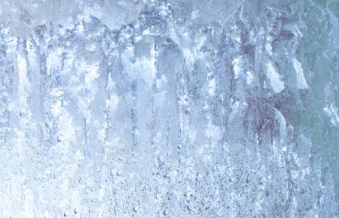 Penceredeki donmuş buhar damlaları, sıcaklıktaki keskin bir düşüş, kışın camdaki keskin donmuş su damlaları, aşırı soğuk hava sıcaklıkları