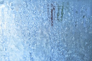 Penceredeki donmuş buhar damlaları, sıcaklıktaki keskin bir düşüş, kışın camdaki keskin donmuş su damlaları, aşırı soğuk hava sıcaklıkları