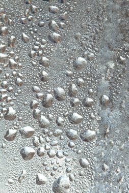 Penceredeki donmuş buhar damlaları, sıcaklıktaki keskin bir düşüş, kışın camdaki keskin donmuş su damlaları, aşırı soğuk hava sıcaklıkları