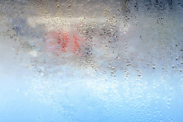 透明玻璃窗上冷凝液滴的纹理 抽象纹理背景 一阵剧冷 冬天玻璃杯上的一滴冰水 — 图库照片