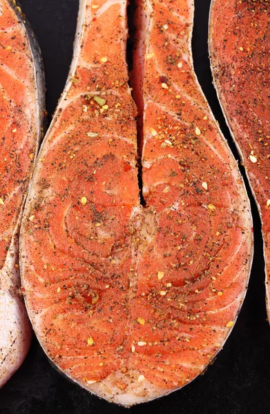 Vörös Nyers Friss Halhús Fűszerekkel Közelkép Főzésre Előkészítve — Stock Fotó