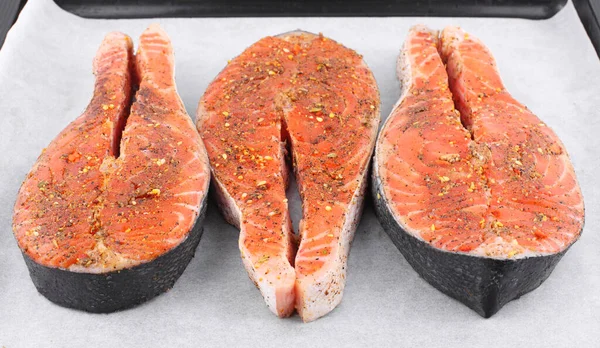 Vörös Lazac Halhús Fűszerekben Fehér Pergamenpapíron — Stock Fotó