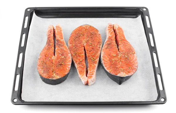 Piros Lazac Steak Fűszerekben Fehér Pergamenpapíron Fekete Tálcán Fehér Izolált — Stock Fotó