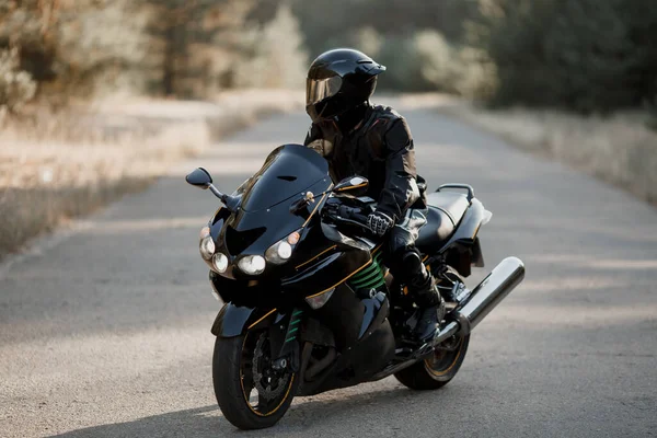 Motorista Moto Terno Couro Sentado Uma Motocicleta Sozinho Uma Estrada — Fotografia de Stock