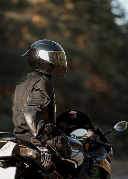 Motocyklista Kasku Skórzanym Wyposażeniu Ochronnym Siedzi Motocyklu Sportowym Szybkim Motocyklu — Zdjęcie stockowe