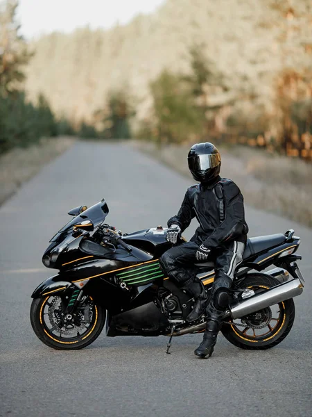 Motociclista Capacete Couro Equipamento Proteção Senta Uma Motocicleta Uma Moto — Fotografia de Stock