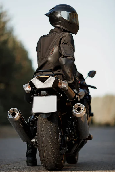 Водитель Спортивного Скоростного Мотоцикла Шлеме Повернулся Спиной Смотрит Вдаль — стоковое фото