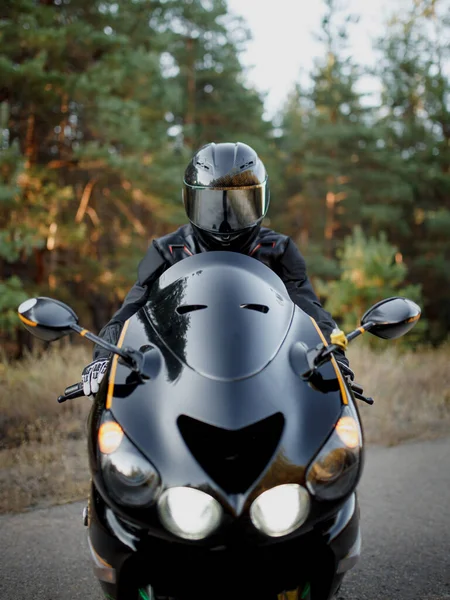 Motorrijder Met Helm Kijkt Recht Vooruit Koplampen Aan Het Begrip — Stockfoto