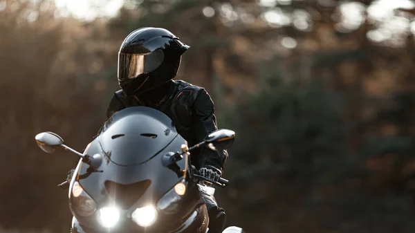 Motorista Uma Motocicleta Esportiva Capacete Proteção Olha Para Lado Com — Fotografia de Stock