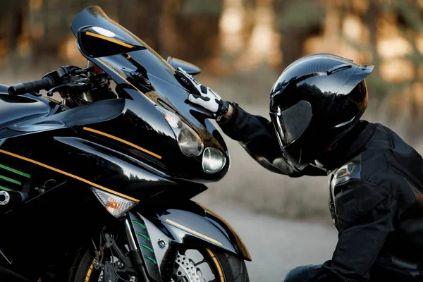 Motorradfahrer Lederanzug Und Helm Sitzt Allein Vor Dem Motorrad Und — Stockfoto