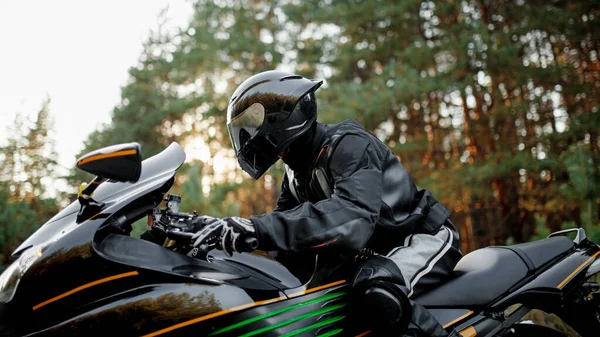 Motociclista Capacete Couro Equipamento Proteção Close Parece Linha Reta Sentado — Fotografia de Stock