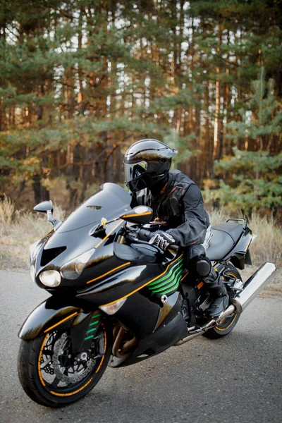 Jeździec Motocyklu Jadącym Zachodzie Słońca Miejsce Tekst Rowerzystę Motocykl Gotowy — Zdjęcie stockowe