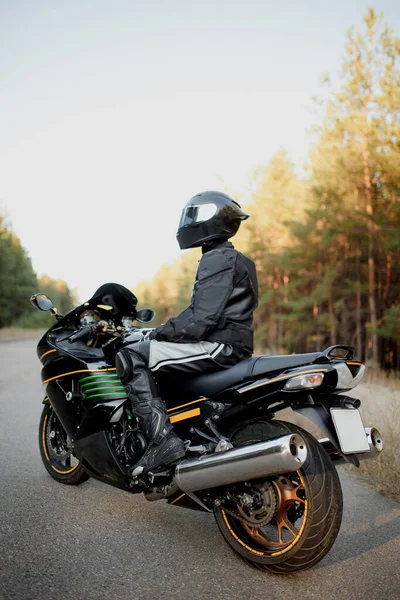 Bonito Motociclista Desgaste Jaqueta Couro Segurando Capacete Estrada — Fotografia de Stock