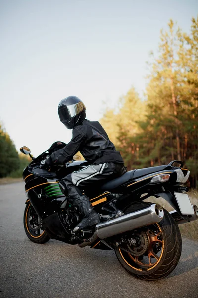 Andar Moto Dirigindo Pôr Sol Espaço Para Seu Texto Motociclista — Fotografia de Stock