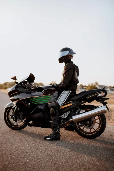 Przystojny Motocyklista Nosi Skórzaną Kurtkę Trzyma Kask Drodze — Zdjęcie stockowe