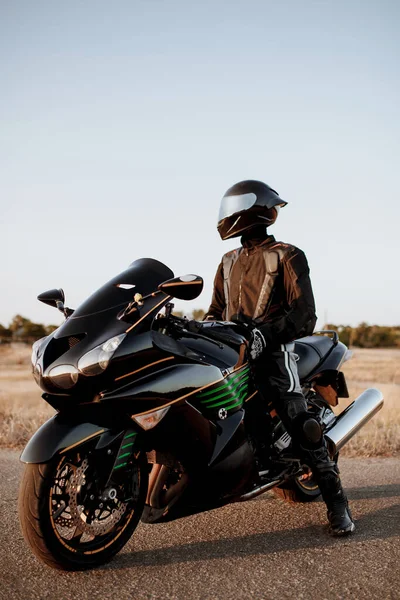 Motorradfahren Bei Sonnenuntergang Platz Für Text Biker Und Motorrad Bereit — Stockfoto