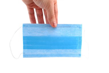 Beyaz izole edilmiş arka planda mavi tıbbi tek kullanımlık yüz maskesi. Kulak kepçeli tek kullanımlık nefes filtresi maskesi