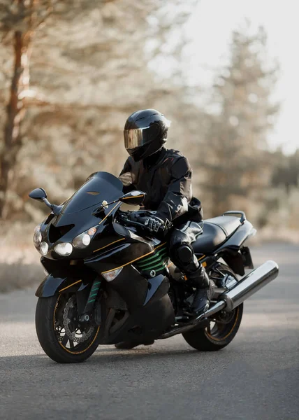 Motociclista Capacete Uma Motocicleta Uma Estrada Rural Tipo Conduzir Uma — Fotografia de Stock