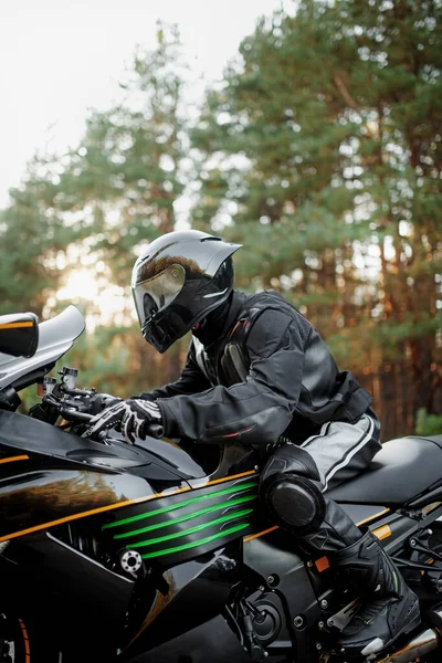 Motocyklista Kasku Motocyklu Wiejskiej Drodze Facet Jeżdżący Rowerem Podczas Podróży — Zdjęcie stockowe