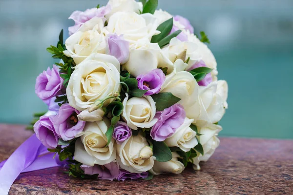 Vacker Bröllopsbukett Med Naturliga Blommor Suddig Bakgrund Ligger Granit — Stockfoto