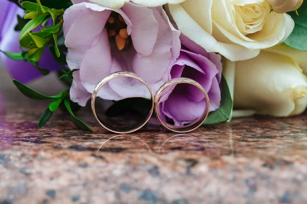 Wedding Rings Granite Stand Background Beautiful Bouquet Flowers — Stock Photo, Image