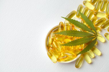 Tıbbi esrar ürünleri, yaprak, kapsüller ve beyaz arka planda CBD yağı. Biyolojik bitkisel bitkilerle birlikte jelatin softgeller. Organik beslenme takviyeleri