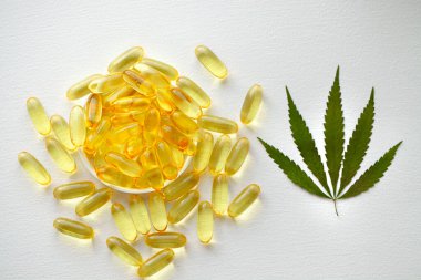 Tıbbi esrar ürünleri, yaprak, kapsüller ve beyaz arka planda CBD yağı. Biyolojik bitkisel bitkilerle birlikte jelatin softgeller. Organik beslenme takviyeleri