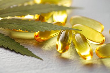 Kenevir otu yağı veya CBD yağ kapsülleri, Gıda Organik Gıda İlaveleri. Alternatif tıp konsepti. Kozmetik ürünleri ve cilt bakım ürünleri