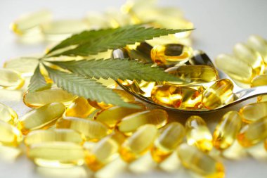 Kenevir otu yağı veya CBD yağ kapsülleri, Gıda Organik Gıda İlaveleri. Alternatif tıp konsepti. Kozmetik ürünleri ve cilt bakım ürünleri