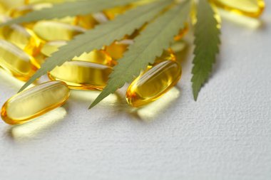 Kenevir otu yağı veya CBD yağ kapsülleri, Gıda Organik Gıda İlaveleri. Alternatif tıp konsepti. Kozmetik ürünleri ve cilt bakım ürünleri