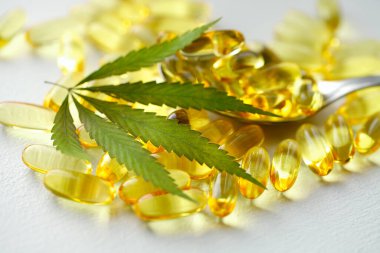 Kenevir otu yağı veya CBD yağ kapsülleri, Gıda Organik Gıda İlaveleri. Alternatif tıp konsepti. Kozmetik ürünleri ve cilt bakım ürünleri