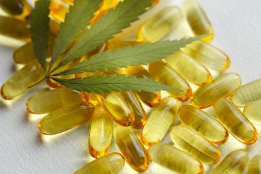 Kenevir otu yağı veya CBD yağ kapsülleri, Gıda Organik Gıda İlaveleri. Alternatif tıp konsepti. Kozmetik ürünleri ve cilt bakım ürünleri