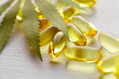 Kenevir otu yağı veya CBD yağ kapsülleri, Gıda Organik Gıda İlaveleri. Alternatif tıp konsepti. Kozmetik ürünleri ve cilt bakım ürünleri