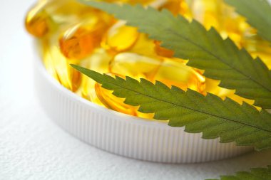 Kenevir otu yağı veya CBD yağ kapsülleri, Gıda Organik Gıda İlaveleri. Alternatif tıp konsepti. Kozmetik ürünleri ve cilt bakım ürünleri