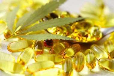 Kenevir otu yağı veya CBD yağ kapsülleri, Gıda Organik Gıda İlaveleri. Alternatif tıp konsepti. Kozmetik ürünleri ve cilt bakım ürünleri