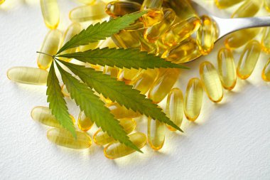 Kenevir yağı kapsülü konsepti, CBD yağ kapsülleri ve kenevir yaprakları. Biyolojik ve ekolojik kenevir bitkisinin kapsüllerini kapatın bitkisel eczacılık