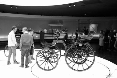 STUTTGART, GERMANY 11 Ekim 2025: Mercedes-Benz Müzesi 'nde sergilenen klasik Mercedes-Benz otomobili, Alman otomotiv mühendisliğinin mirasını ön plana çıkarıyor