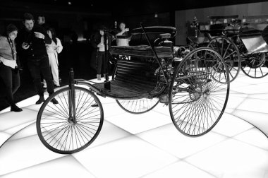 STUTTGART, GERMANY 11 Ekim 2025: Mercedes-Benz Müzesi 'nde sergilenen klasik Mercedes-Benz otomobili, Alman otomotiv mühendisliğinin mirasını ön plana çıkarıyor