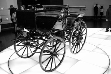 STUTTGART, GERMANY 11 Ekim 2025: Mercedes-Benz Müzesi 'nde sergilenen klasik Mercedes-Benz otomobili, Alman otomotiv mühendisliğinin mirasını ön plana çıkarıyor